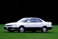 先代と同様、4ドアハードトップは2リッターV6搭載の「プロミネント」のみの設定。1991年には2.5リッターV6搭載車も加えられた。