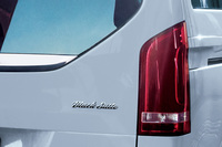 「V220dアバンギャルド エクストラロング ブラックスイート」のリアゲートに備わる「Black Suite」エンブレム。