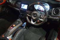 アルミニウムやカーボン、マイクロファイバー「ダイナミカ」でコーディネートされたスポーティーなインテリア。シートは一脚あたり13.1kgと軽量なサベルト製モノコックバケットシートを装備している。