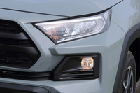 ガソリン車に装備される3灯式LEDヘッドランプ。クリアランスランプやデイライトもLED式となる。