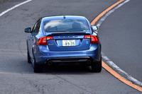 車速0km/hの状態でギアレバーを「スポーツ」モードに入れ、シフトパドルの「＋」を引いたままギアレバーを「－」方向に2度倒すと、“隠しコマンド”のごとき「スポーツ＋」モードが起動する。