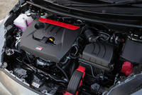 1.6リッター直3ターボエンジンは最高出力304PS/6500rpm、最大トルク400N・m/3250-4600rpmという実力。低回転域でも十分すぎるほどのトルクを発生する。