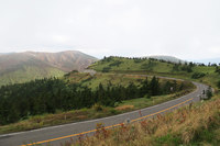 万座ハイウェーを出て、志賀草津道路を渋峠方面へと向かう。周辺の景色はご覧の通り。記者のへっぽこカメラ技術では伝えきれないが、活火山のそばにいるという危険を忘れさせる景観である。