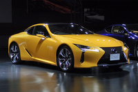 低重心とワイド感が強調されたエクステリア。全11色のボディーカラーが用意される。