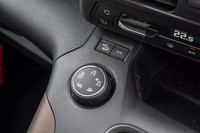 「リフター」には「アドバンストグリップコントロール」のダイヤルセレクターが残されている。その上部には坂道をアクセルやブレーキの操作なしに一定速で下れるヒルディセントコントロールのスイッチと「エコ」モードのスイッチが備わっている。