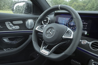 ステアリングホイールの表皮は、本革とアルカンターラのコンビ。ボトム部がフラットになった形状も特徴的。