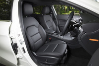 試乗車は、オプションのベーシックパッケージに含まれる「レザーARTICOシート」を装備していた。標準ではレザーとファブリックのコンビシートが備わる。