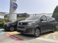 「フィアットE-ウリッセ」（写真手前）は全長×全幅×全高＝5306×2010×1890mm。これと比べれば「アルファード」は短い。2023年6月、イタリア・シエナのフィアット販売店で撮影。