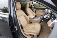 フロントシートは、フォーム（クッション）から見直すことで乗り心地を改善した。