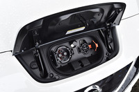 2つ並んだ充電ポートは、左が急速充電用で、約40分で80％充電可能。右は普通充電用で、3kWのもので満充電まで約16時間、6kWのものは約8時間を要する。