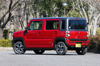 「ハスラー ハイブリッドX」のボディーサイズは全長×全幅×全高＝3395×1475×1680mm、ホイールベース＝2460mm。車重は820kgとなっている。