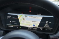 フル液晶メーターには、写真のようにカーナビのマップを大きく映し出すこともできる。