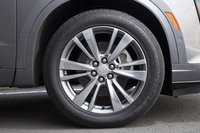「XT6」のハブとホイールは、日欧のクルマではまず見かけない6ボルト／6穴タイプ。タイヤサイズは235/55R20で、試乗車にはコンチネンタルの高性能SUV用サマータイヤが装着されていた。