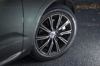 試乗車「XC60 T5 AWDインスクリプション」の10スポーク19インチアルミホイール。タイヤは「ミシュラン・ラティチュードスポーツ3」が装着されていた。