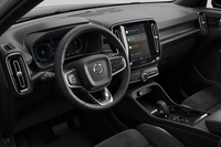 「XC40」のコックピット。「Googleアプリ／サービス」と「ボルボ・カーズ・アプリ」の無償利用可能期間が従来の4年間から5年間に延長された。