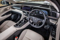 インテリアはトヨタの最上級車種だけに上質なもの。操作インターフェイスはほとんど押しボタン式となっており、コンソールはやや煩雑だが迷わずワンタッチで操作できる。（写真：花村英典）