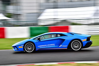 動力性能は0-100km/h加速が2.9秒で、最高速は350km/h以上。