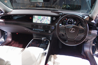 インストゥルメントパネルには水平基調のデザインが採用されている。メーターパネルは液晶表示。