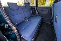 リアシートは左右独立式で、可倒機構やリクライニング調整機構、調整幅240mmの前後スライド機構などが備わっている。