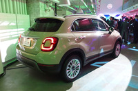 最新の「フィアット500」と同様にドーナツ型のテールライトを採用。上下に分割したランプデザインは車名ロゴをモチーフにしている。