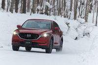 北海道で開催された雪上試乗会にて、剣淵試験場のテストコースを走る新型「マツダCX-5」。（写真＝郡大二郎）