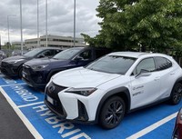 トヨタ販売店に置かれた「レクサスUX」。2020年6月、イタリア・シエナにて。