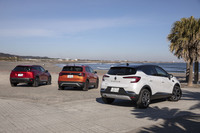 今回の比較試乗ではいずれも約280kmを走行。満タン法での燃費値は「キャプチャー」（右）が15.8km/リッター、「Tクロス」（中央）が14.1km/リッター、そして「2008」（左）が14.6km/リッターだった。