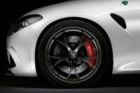 「アルファ・ロメオ・ジュリア」の限定車「クアドリフォリオ カルボニオ」発売の画像