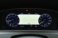 今回のマイナーチェンジの目玉のひとつである、デジタルメーターの「アクティブインフォディスプレイ」。アウディの「バーチャルコックピット」が地図のズームを自在にできるのに対し、こちらは大／小が選択できるだけにとどまる。