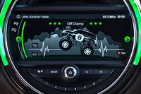 横滑り防止装置などから送られるデータを分析し、オフロードの走行を記録する「カントリータイマー」。走行の程度に応じて、「MINIクロスオーバー」のイラストが7段階で“成長”するという（写真は欧州仕様の「クーパーS」のもの）。