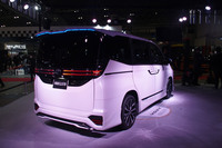 モデリスタのカスタマイズアイテムを装着した「ヴォクシー」のリアビュー。サイドドアガーニッシュとバックドアガーニッシュは「クールシャインキット」に含まれるアイテム。