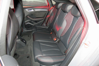 シートの表皮にはファインナッパレザーが採用されている。