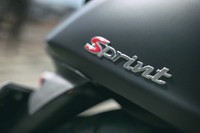 
	リアエンド右側の「Sprint」エンブレム。ワンポイントの赤いカラーリングがアクセント。
	