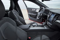 「T6 AWD R-DESIGN」のシートは、上質なナッパレザーとテキスタイルで仕立てられている。