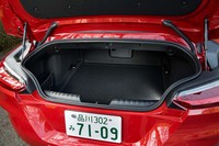 トランクルームには、ソフトトップの開閉に関わらず281リッターの容量を確保。ベーシックな「sDrive20i」を除き、すべての仕様にスルーローディング機構が備わっている。