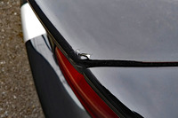 リアスポイラーの塗装のひび割れは、白い下地が見えるほど進行していた。