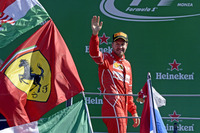 1週間前のベルギーGPでの善戦から一転、地元イタリアでメルセデスに完敗したフェラーリのベッテル（写真）。予選で6番グリッドと後方に沈んだこともあったが、フェラーリはレースペースでもメルセデスに全く歯が立たず、最終的に36秒というリードを許し、ポイントリーダーの座もハミルトンに奪われた。1922年に造られたクラシックコース、モンツァでのイタリアGPは、チーム設立70周年を迎えた最古参フェラーリのホームレース。大勢の熱狂的なファン「ティフォシ」は、3位ベッテルを大歓声で迎え、残り7戦での巻き返しを後押ししていた。（Photo=Ferrari）