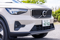 「XC40ウルトラB4」は4WD車のみの設定。走行状況や周囲の車両に合わせて照射パターンを変え、常に最適な視界を確保する「ピクセルLEDヘッドライト」が標準で装備される。