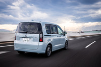 フロントバルクヘッド部の板厚を増し、車体剛性の強化と静粛性の向上を同時に実現。新型「フリード」の走りは、上質さと確実な進化を体感させるものだった。