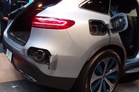 給電口は2つ。リアバンパー右側（写真左下）には普通充電用の給電口が、右リアフェンダー上部（写真右上）にはCHAdeMO規格の給電口が備わる。