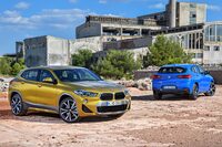 2018年登場の初代「X2」。クーペSUVというよりは、コンパクトワゴン／ハッチバックとSUVのハーフのような感じで、他に類を見ない独創的で新しいカタチをしていた。