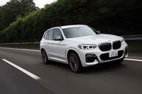 今回「X3 M40d」では約200kmの距離を試乗。燃費は満タン法・車載燃費計ともに10.8km/リッターを記録した。JC08モードの燃費値は14.9km/リッターで、燃料タンクの容量は68リッター。
