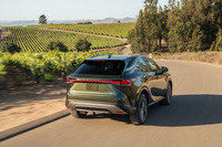 ハイブリッド車「RX350h」の燃費値は、33mpg（約14.0km/リッター）と公表されている。