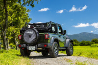 リアの左右およびテールゲート上部のウィンドウ部分を外し、ソフトトップを後端までスライドさせれば、ご覧の通りフルオープンにできる。