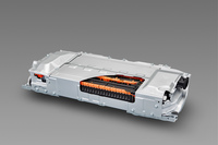 「トヨタ・プリウス」に搭載されるリチウムイオンバッテリー。HEVであれば、バッテリーの搭載量はEVよりずっと少なくて済む。