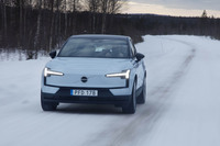 ドライブした「EX30ツインモーター パフォーマンス」はスパイクタイヤの「ミシュランX-ICEノース4」を履いていた。