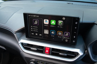 メーカーオプションのスマホ連携ディスプレイオーディオ。ディーラーオプションでメモリーナビも用意されている。