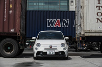 「アバルト595」のフロントマスク。よりワイド感を強調した意匠のバンパーが、従来モデルとの大きな違いだ。