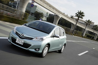 試乗車のターコイズメタリックはジュエラ専用のボディカラー。オプションの「シルバーデコレーション」が備わり、アウトサイドドアハンドルとドアミラーがシルバーで飾られる。