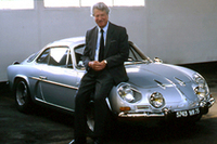 「A110」の前で微笑む、レデレ氏。